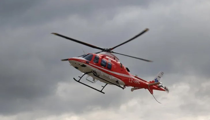 Медицински хеликоптер транспортира пострадалия мъж до София