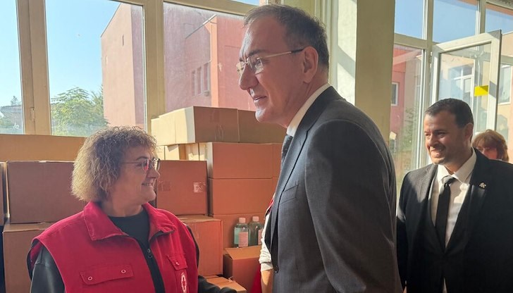 Социалният министър провери на място процеса в Благоевград и обеща строг контрол