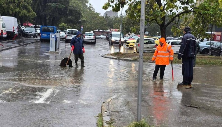 Специализирана техника и екипи се борят с последиците от наводненията в Русе Специализирана техника и екипи се борят с последиците от наводненията в Русе