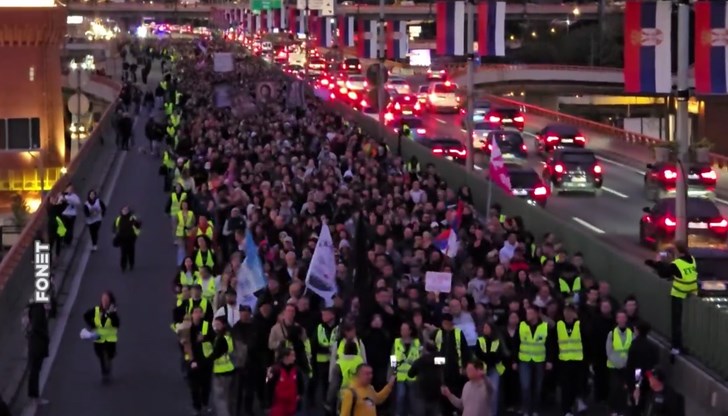 Протестиращи спазиха 16 минути мълчание с включени фенерчета на телефоните в памет на жертвите