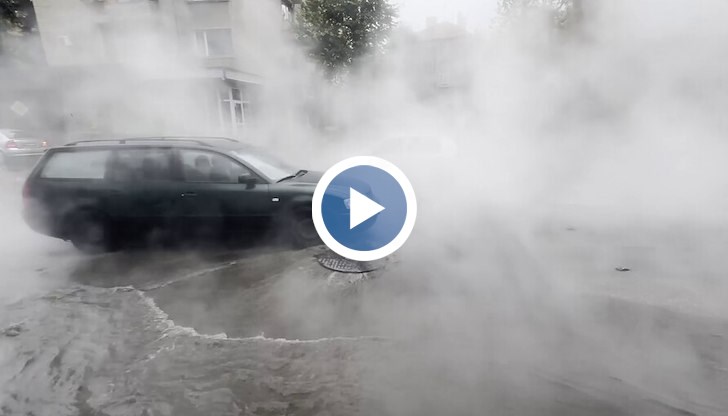 Авария на топлофикацията предизвика локално наводнение на главна улица