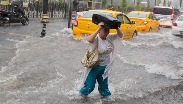 Училищата в Истанбул затвориха по-рано, един човек е в неизвестност във Фоча