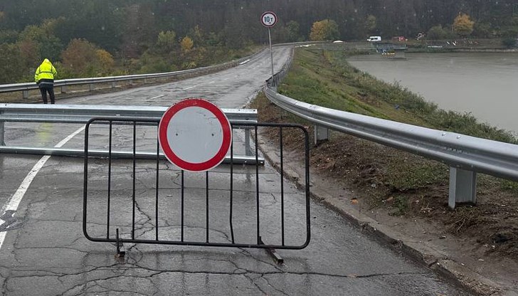 Започна извършването на дълбочинни проби в тялото на дигата