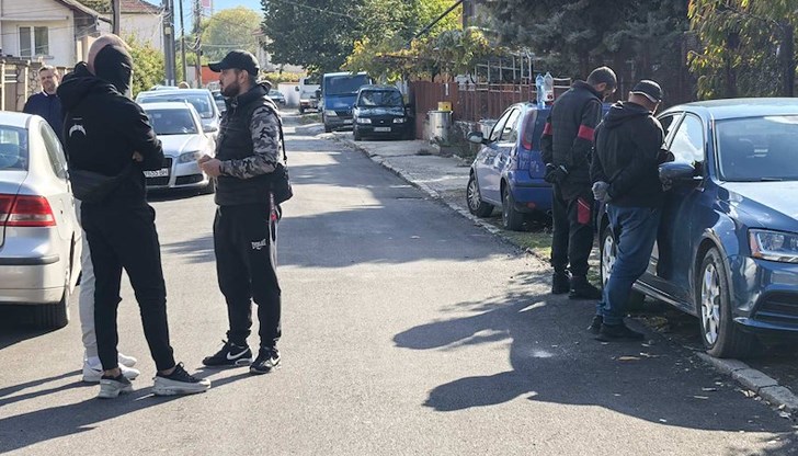 Криминалистите от СДВР ги арестуваха в Елин Пелин, докато единият предлагаше откраднатата кола за продажба