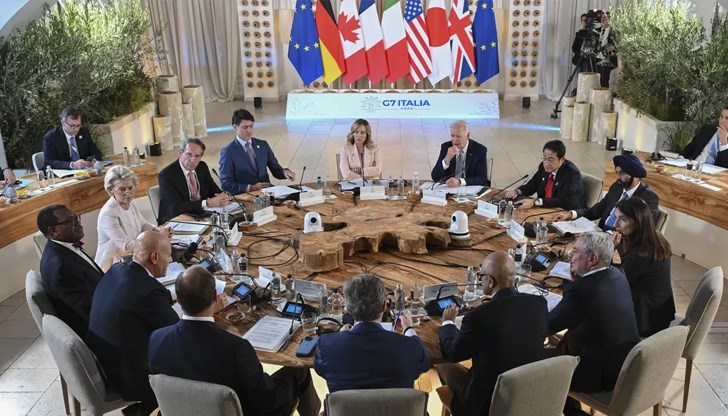 Посланиците обсъдиха с министър Гринчук помощта за енергийния сектор след новите атаки Посланиците обсъдиха с министър Гринчук помощта за енергийния сектор след новите атаки