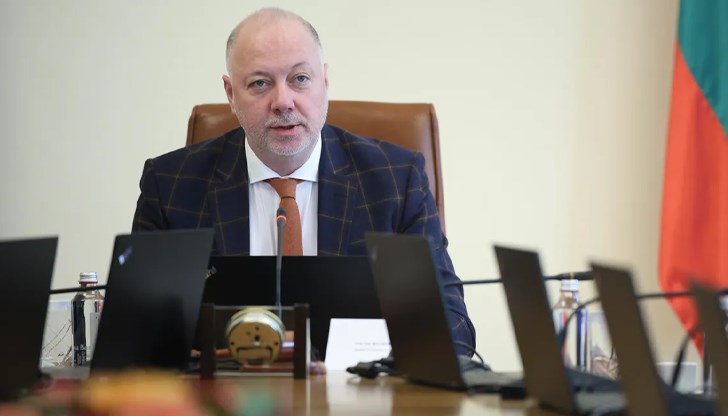 Социологът допусна, че кандидатурата би била подкрепена и от ПП-ДБ, а излизането на Йотова би бламирало Радев