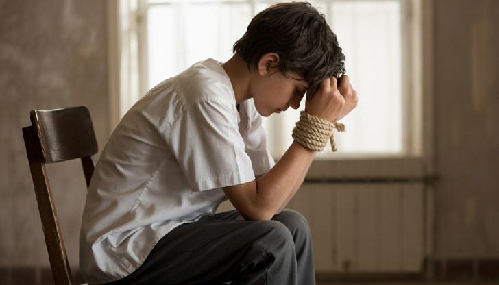 Младежът скочил от петия на четвъртия етаж, за да избяга след като го вързали и опитали да го накарат да употреби наркотици Младежът скочил от петия на четвъртия етаж, за да избяга след като го вързали и опитали да го накарат да употреби наркотици