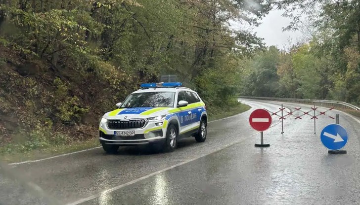 Сблъсък на два автомобила блокира пътя при село Донино Сблъсък на два автомобила блокира пътя при село Донино