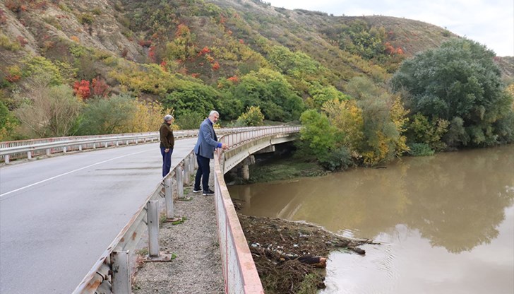 Нивото спадна с метър и половина за денонощие, от понеделник почистват речния бряг