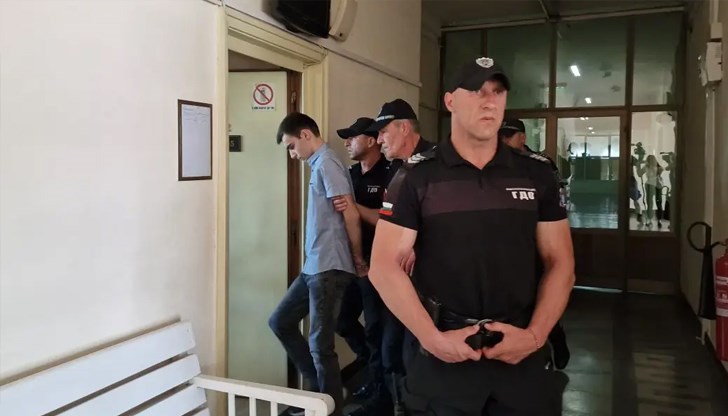 19-годишен шофьор е обвинен за смъртта на трима души след като се вряза с колата си в заведение