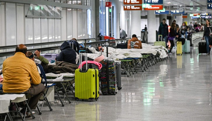 Близо 6500 пътници блокирани за по-малко от денонощие, властите отложиха възобновяването на полетите