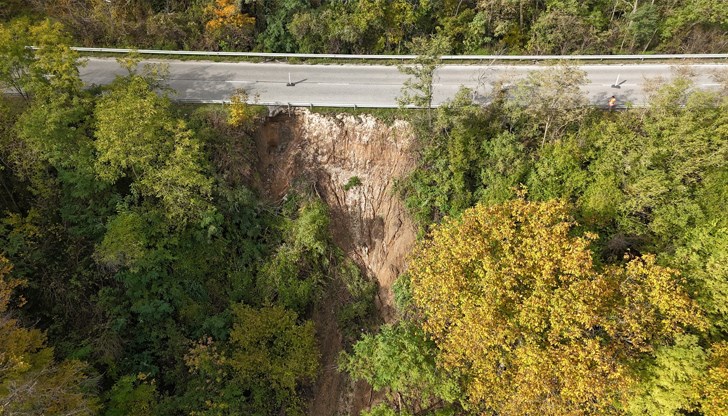 Отводнителните канали не издържаха на проливните дъждове, пропадането е близо 3 метра Отводнителните канали не издържаха на проливните дъждове, пропадането е близо 3 метра