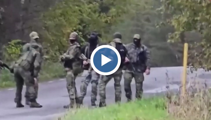 Маскирани мъже с оръжия се струпаха по границата с Естония