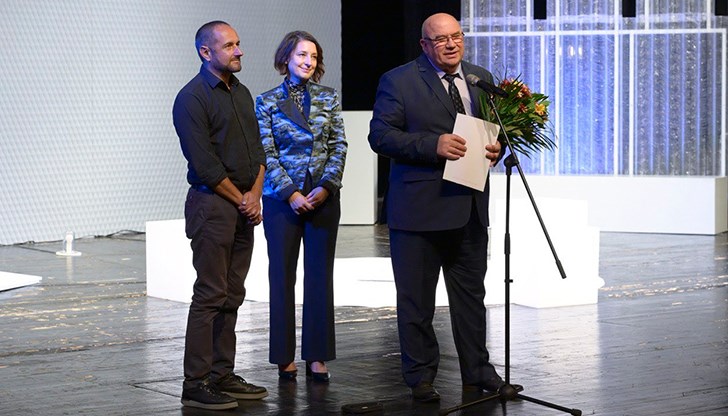 Фестивалът започна с испанската комедия "Последният етаж"