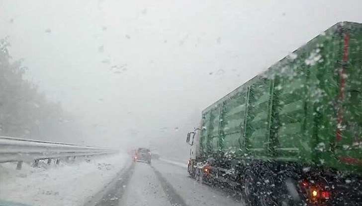 Шофьори съобщават за километрично задръстване, ограничен е и проходът "Петрохан"