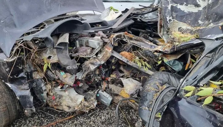 Трима младежи загинаха край Созопол часове след като шофьорът получи книжка, автомобилът бил подарък за успешния курс