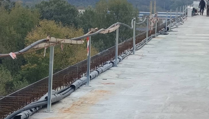 128 стоманобетонни елемента са поставени в 320-метровия участък в посока Румъния