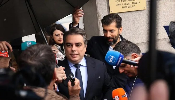 По същото време от младежката организация на "ДПС- Ново начало" организираха протест пред сградата на Комисията По същото време от младежката организация на "ДПС- Ново начало" организираха протест пред сградата на Комисията