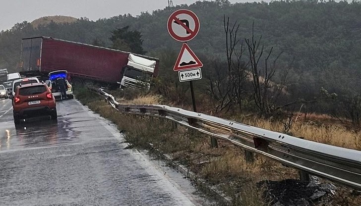 Катастрофата се е случила в района на село Козар Белене, движението се осъществява двупосочно в една лента