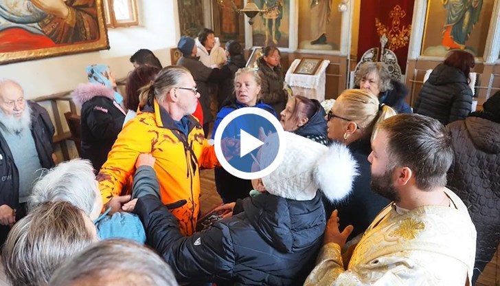 Стотици хора защитиха отец Янко Китанов, който 42 години е бил техен духовен водач