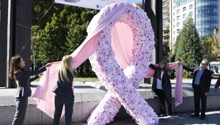 Инсталация пред НДК призовава жените да се прегледат редовно