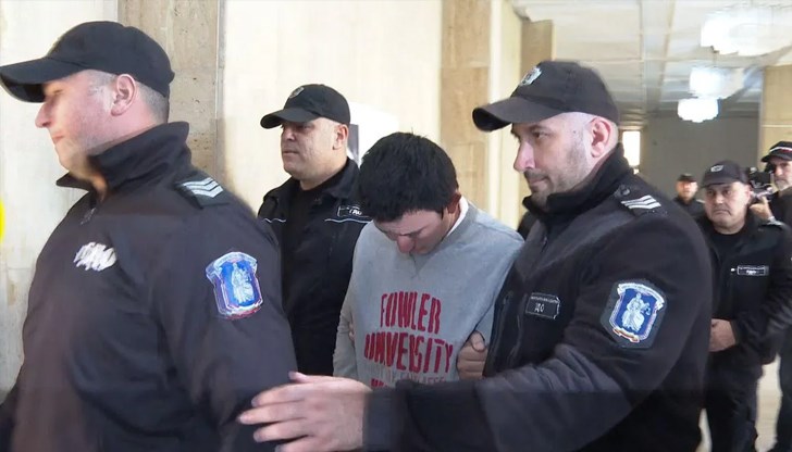 Родственикът на обвиняемия в тройно убийство е разпитван за съучастие и изчезналата ловна пушка