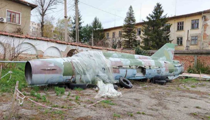 Историческият изтребител чака решение на жителите на Ловеч Историческият изтребител чака решение на жителите на Ловеч