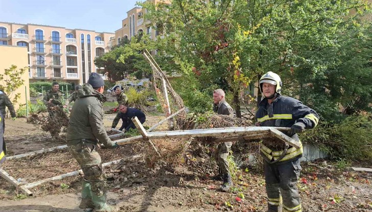 Военни с багери и фадроми ускориха темпото на работа