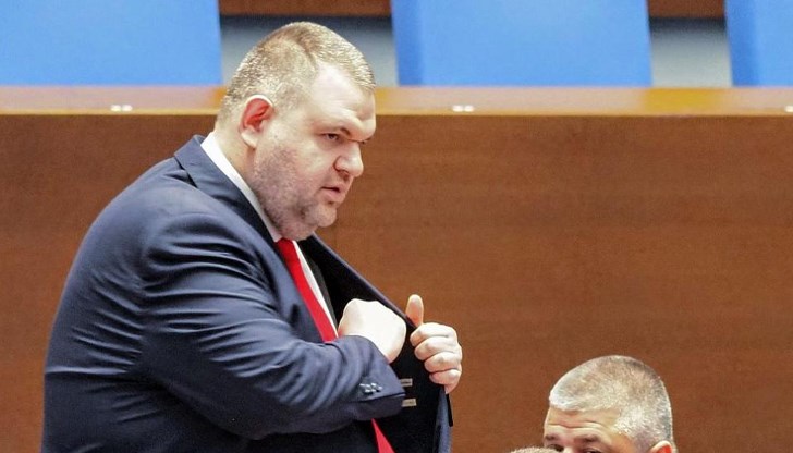 Пеевски към Радев: Да връща кетъринга и шампанското