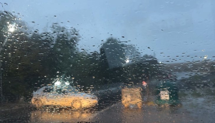 Кризисният щаб предупреждава за динамична обстановка и призовава гражданите да не пътуват