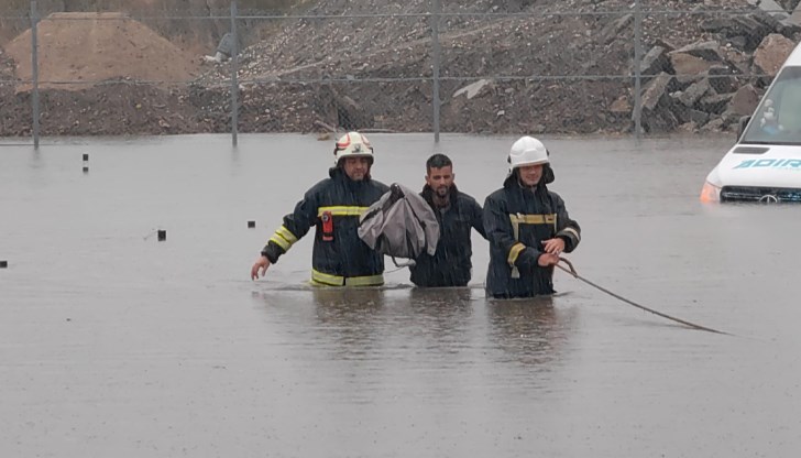 Пожарната реагира на над 20 сигнала, румънски гражданин е спасен от покрива на микробус