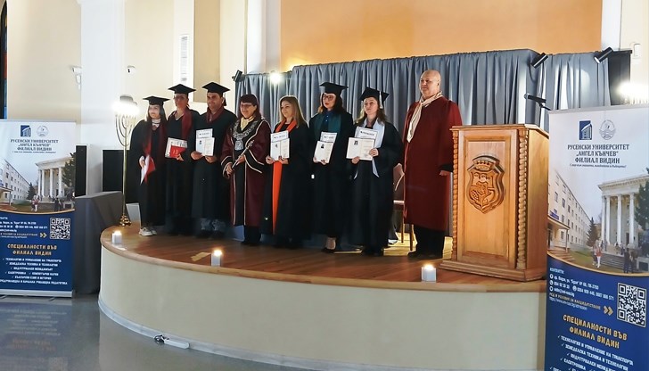 73 абсолвенти получиха дипломи