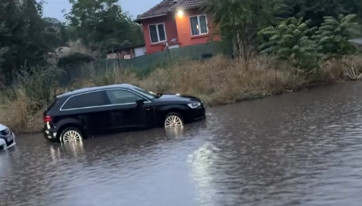 Непочистени шахти превърнаха улици в реки, има и закъсали автомобили Непочистени шахти превърнаха улици в реки, има и закъсали автомобили