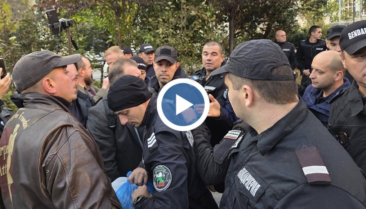 Демонстрациите продължиха мирно след първоначалното напрежение пред МВР