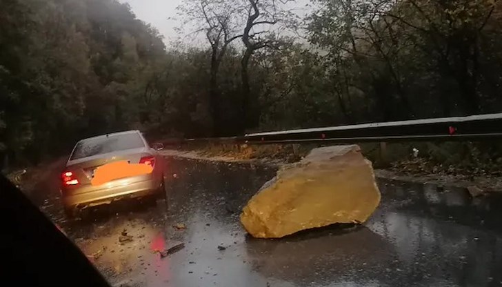 Пътят между Панчарево и Долни Пасарел е наводнен, но не е затворен