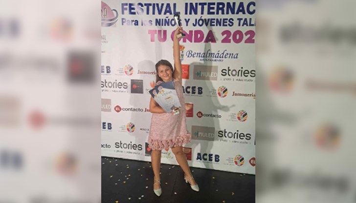 Елена Димитрова е възпитаничка на Вокална група "Приста"