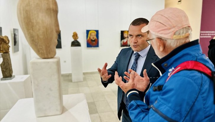 Зюхтю Калит отвори изложба за човешката цена на войната в Русе