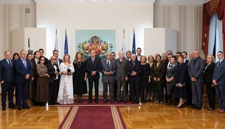 Сред отличените са художникът Емил Стойчев, проф. Иван Маразов и народната певица Бинка Добрева