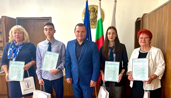 Елена Йорданова и Преслав Тошев от Математическата гимназия спечелиха общо 8000 лева за каузи на училището