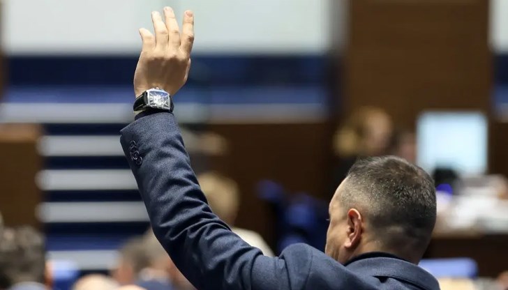 Депутатите гласуваха решението на извънредно заседание, докато протестиращи медици наблюдаваха от залата