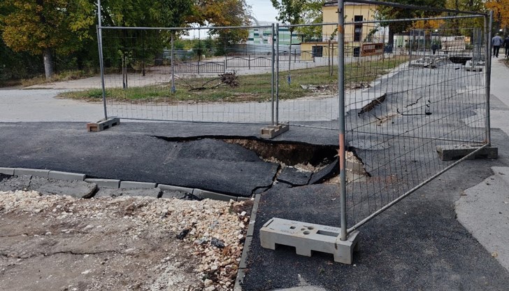 Незапълнени трапове и изкопи затрудняват движението в различни части на града