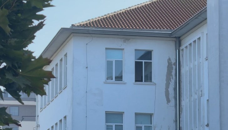 При опит да разтърве момичетата, учителка и друга ученичка пострадаха