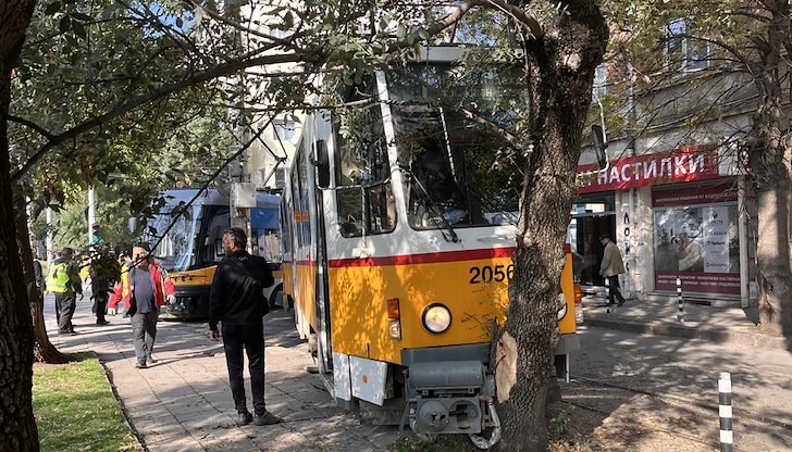 Движението по бул. "Христо Ботев" е спряно, няма пострадали