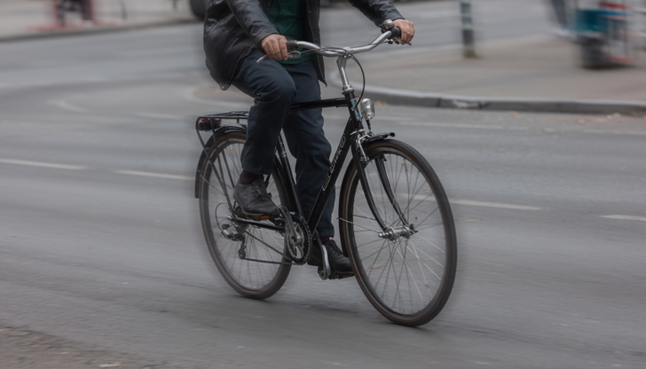 63-годишен водач загуби контрол и се блъсна в бордюр63-годишен мъж