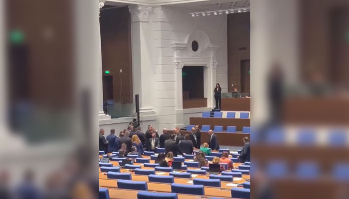 Председателят на НС даде 15-минутна почивка, за да се успокоят