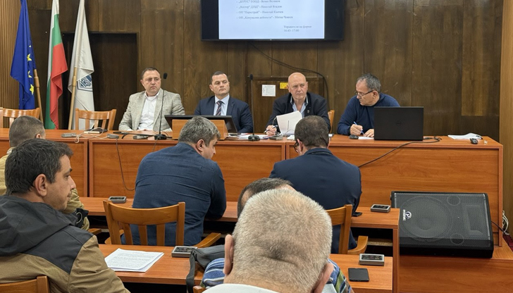 Фирмите осигуриха техника и материали за почистване на улици и