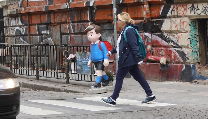 Четири от манекените бяха унищожени от вандали само ден след