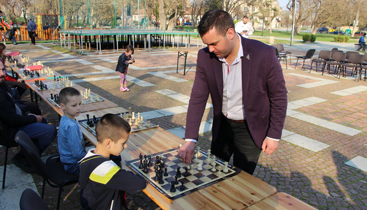 Обучението започва през ноември и е част от Националното шахматно