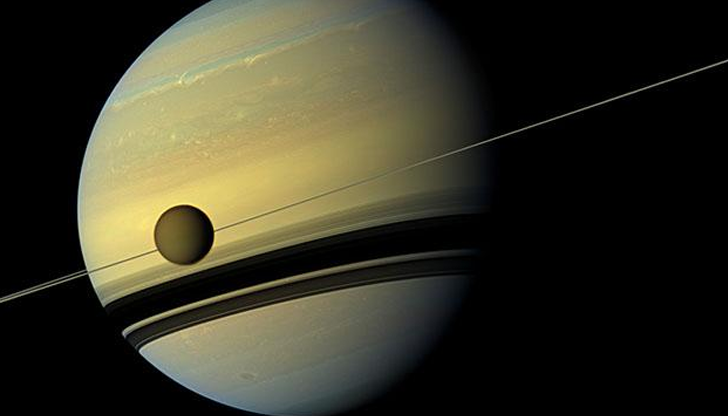 Полярни и неполярни молекули се комбинират на спътника на Сатурн