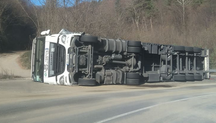Движението в участъка е било временно затруднено до обезопасяване на